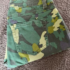 CAbi Camo Skinny Zipper Ankle Pants Size 2